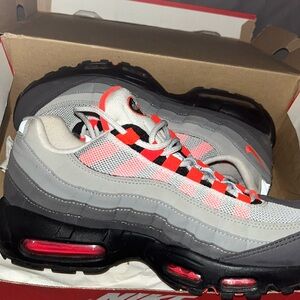 Nike air max 95 OG
Shoe size mens 9
                 Women 10.5